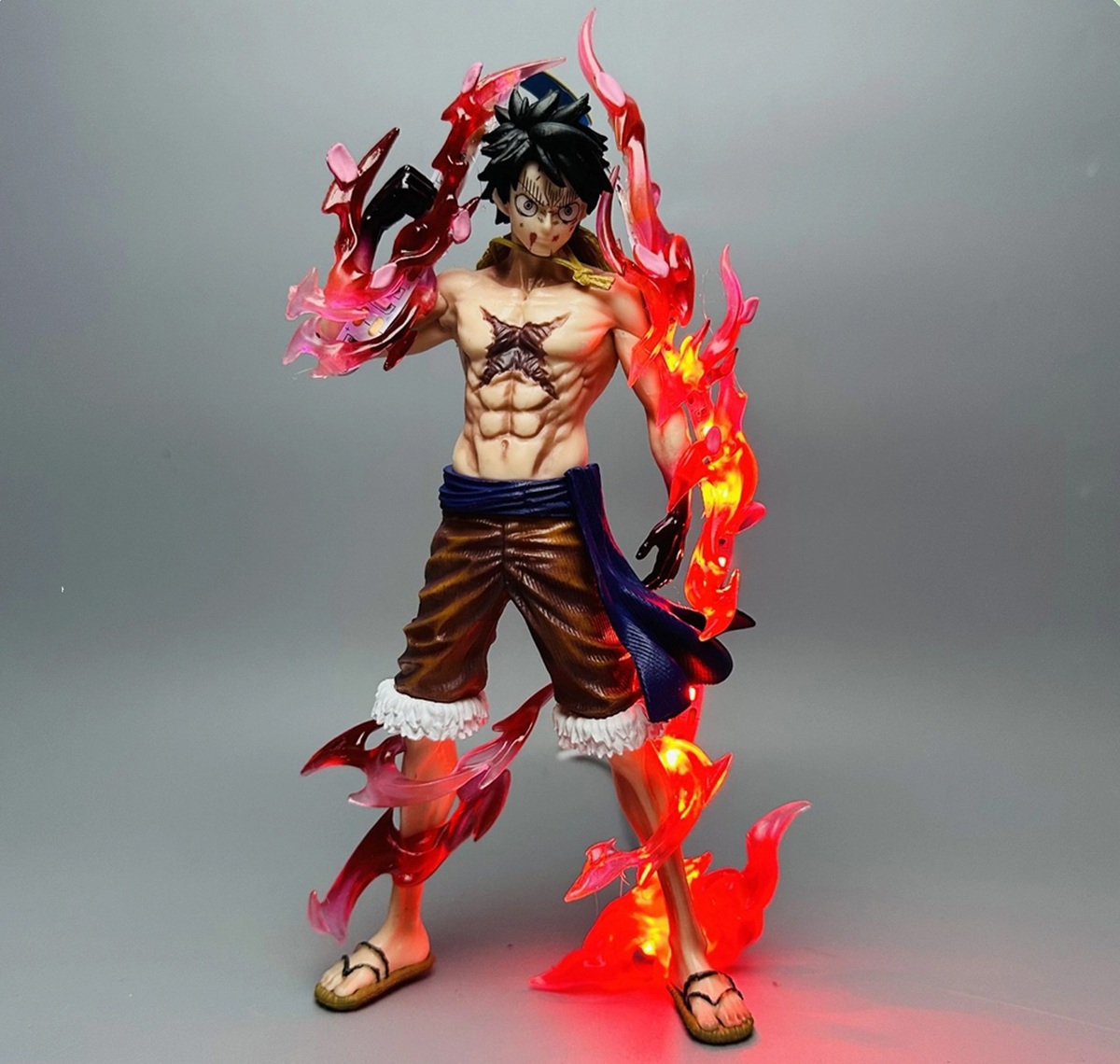 nen-mua-mo-hinh-anime-co-led-hay-khong-4